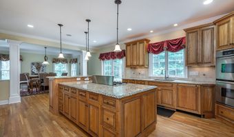 15 Logging Trail Ln, Brookfield, CT 06804