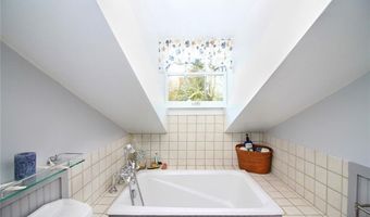 75 Pelham St C, Newport, RI 02840