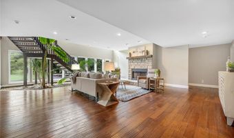 924 Forest Lake Ct, Ballwin, MO 63021