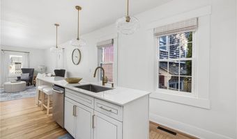 17 Old Beach Rd, Newport, RI 02840