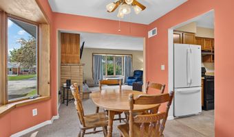 911 David St, Antioch, IL 60002