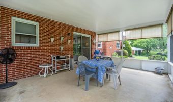 114 W SAVANNAH Dr, Bear, DE 19701