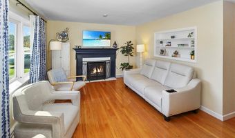 17 Wood Rd, Middletown, RI 02842