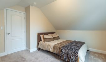 17 Edgewood St, Cromwell, CT 06416