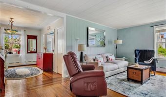 25 Renfrew Ave, Middletown, RI 02842