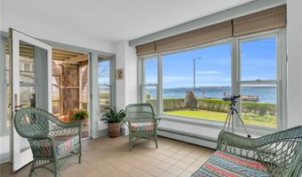 4 Van Zandt Ave, Newport, RI 02840