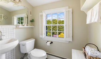 43 Academy Ave, Bristol, RI 02809