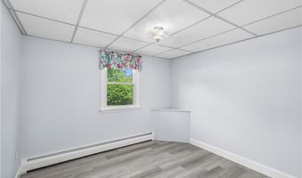82 Hope Rd, Cranston, RI 02921