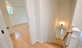 81 Club Dr, Berlin, CT 06037