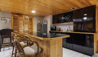 788 Namquid Dr, Warwick, RI 02888
