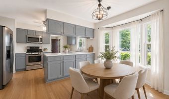 2218 N Williamsburg St, Arlington Heights, IL 60004