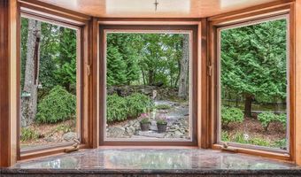 10 Oak Hill Dr, Lincoln, RI 02865