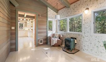 9734 Moore Dr, Cascade, ID 83611