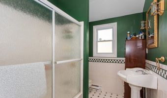 1046 Lakeside Dr E, Alloway, NJ 07422