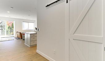 635 SLATERS Ln G-01, Alexandria, VA 22314