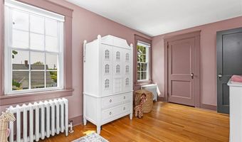 7 Florence Ave, Newport, RI 02840