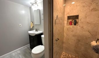 1128 HALESWORTH Dr, Rockville, MD 20854