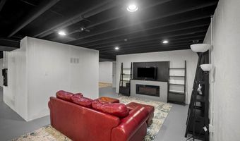 1136 New Ballwin Oaks Dr, Ballwin, MO 63021