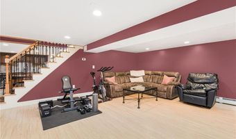 7 Jencks Rd, Cumberland, RI 02864
