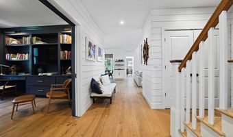 97 Oak Ln, Amagansett, NY 11937