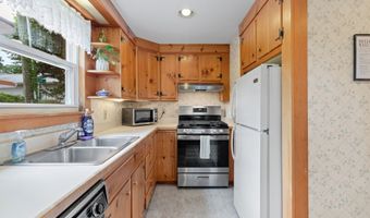 15 River Rd, Branford, CT 06405