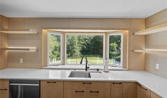 37 Dye Hill Rd, Hopkinton, RI 02832