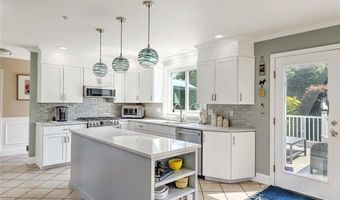 102 Cranberry Ter, Cranston, RI 02921