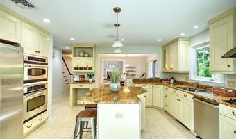 15 Sylvia Ln, Lincoln, RI 02865