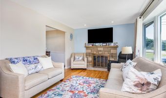37 New Point Pl, Amityville, NY 11701