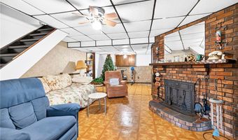 3 Solar Dr, Ambridge, PA 15003