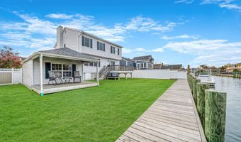 17 Cape Rd, Amity Harbor, NY 11701