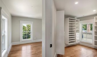 28 Mount Vernon St, Newport, RI 02840