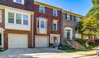 8 CARRIAGE HOUSE Cir, Alexandria, VA 22304