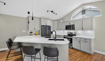 918 Claybend Dr, Ballwin, MO 63011
