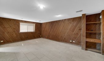 2042 W Spring Ridge Dr, Arlington Heights, IL 60004