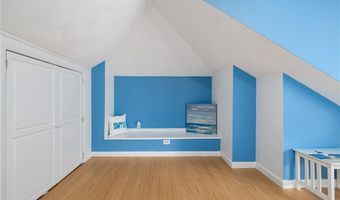 788 Namquid Dr, Warwick, RI 02888