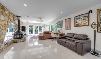 10 Macy Dr, Hewlett Bay Park, NY 11557