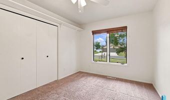 917 E Heatherwood Dr, Brandon, SD 57005