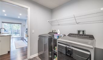820 Sunrise Cir, Aurora, OH 44202