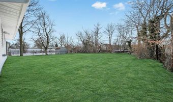 33 Silverpine Dr, Amityville, NY 11701