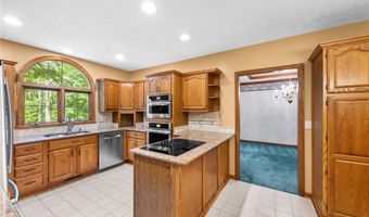 3881 Ravinewood Dr, Austinburg, OH 44010