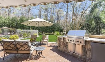 14 Bunker Hill Dr, Middletown, NJ 07748