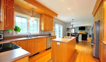 34 Chippenwood Ln, Bristol, CT 06010