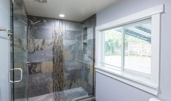 207 N MAPLE St, Bingen, WA 98605