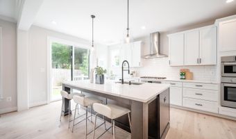 2119 N HARRISON St, Arlington, VA 22205