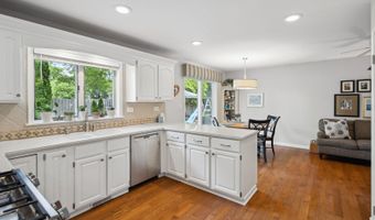 1923 N Carlyle Pl, Arlington Heights, IL 60004