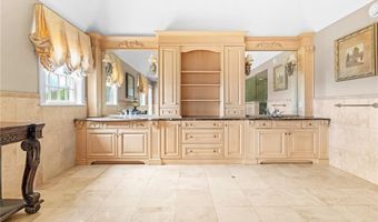 99 N Cliff Dr, Narragansett, RI 02882