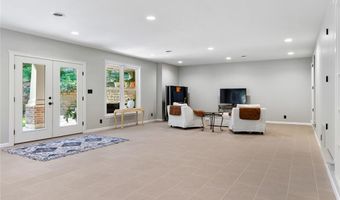 884 Village Brook Ct, Ballwin, MO 63021