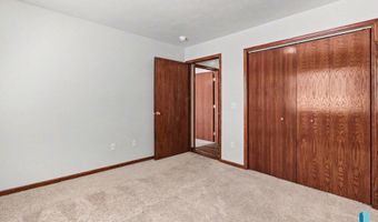 412 N 9th Ave, Brandon, SD 57005