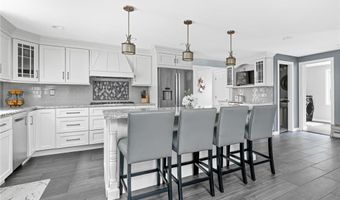 20 Beechwood Dr, Cranston, RI 02921